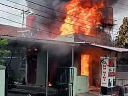 Korsleting Listrik, Kios Pom Mini di Bogor Terbakar Hebat