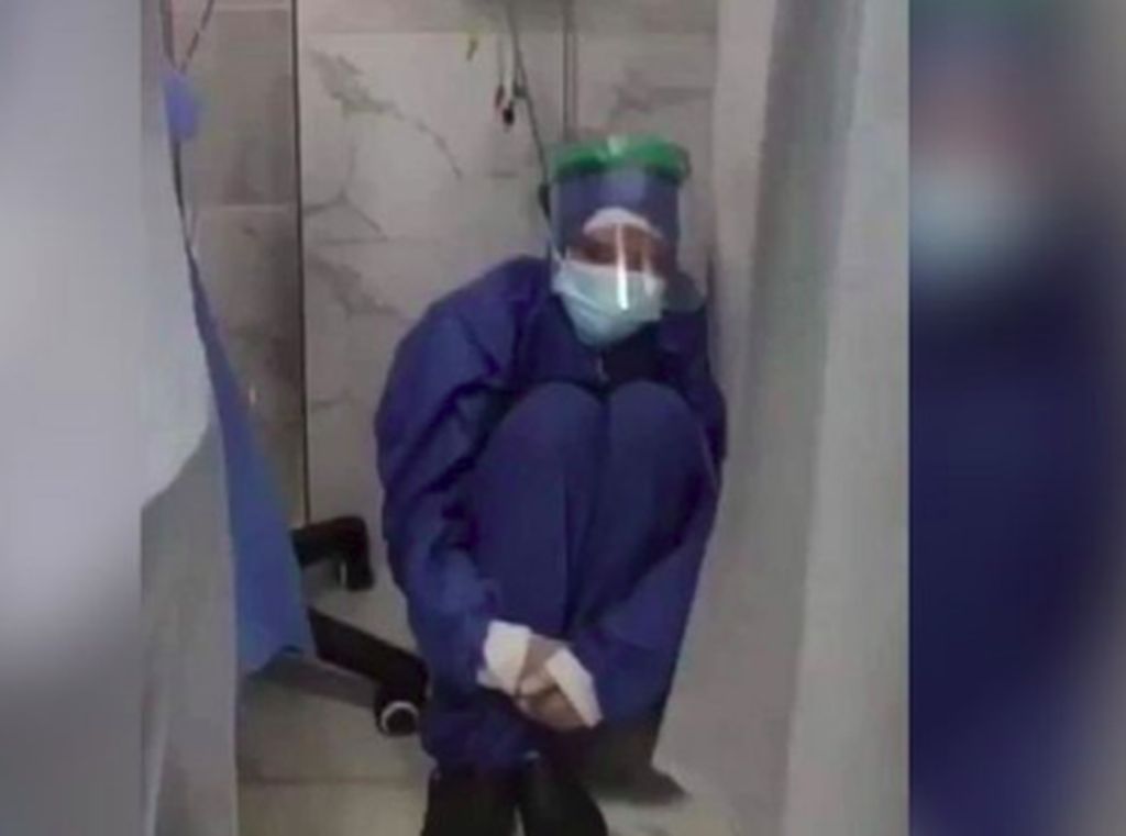 RS Rujukan COVID-19 Diduga Kehabisan Oksigen, Potret Nakes Ini Viral RS Rujukan COVID-19 Diduga Kehabisan Oksigen, Potret Nakes Ini Viral