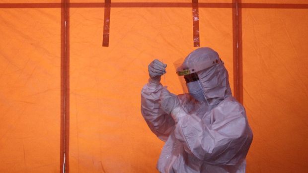 Petugas medis memproses hasil tes swab antigen di Posko dukungan penanganan COVID-19 BPBD DIY di Yogyakarta, Minggu (3/1/2020). Tim Reaksi Cepat BPBD DIY menambah personil relawan untuk mengoptimalkan dukungan penanganan pandemi COVID-19 di Yogyakarta khususnya proses pemakaman dan dekontaminasi. ANTARA FOTO/Hendra Nurdiyansyah/rwa.