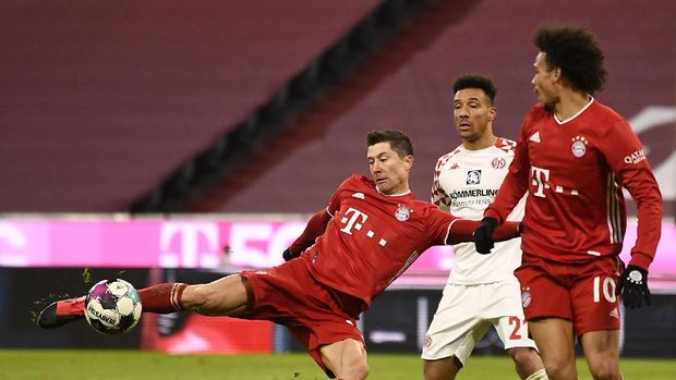 MUNICH, GERMANY - JANUARY 03: Robert Lewandowski of FC Bayern Munich scores their sides fifth goal during the Bundesliga match between FC Bayern Muenchen and 1. FSV Mainz 05 at Allianz Arena on January 03, 2021 in Munich, Germany. Sporting stadiums around Germany remain under strict restrictions due to the Coronavirus Pandemic as Government social distancing laws prohibit fans inside venues resulting in games being played behind closed doors. (Photo by Lukas Barth-Tuttas - Pool/Getty Images)