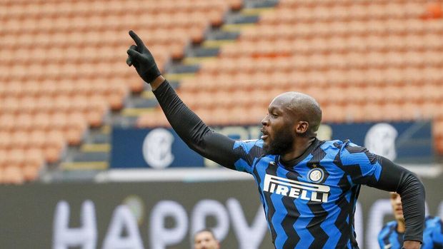 Inter Milan's Romelu Lukaku celebrates after he scored his side's fourth goal during the Serie A soccer match between Inter Milan and Crotone at the San Siro Stadium in Milan, Italy, Sunday, Jan. 3, 2021. (AP Photo/Antonio Calanni)
