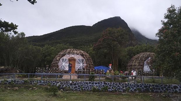 Wisatawan menikmati fasilitas rumah dengan konsep rumah adat Papua di Gunung Papandayan, Kabupaten Garut, Jawa Barat, Minggu (3/1/2021). (ANTARA/Feri Purnama)