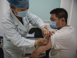 Ribuan Orang Mengantre Disuntik Vaksin Corona di Beijing