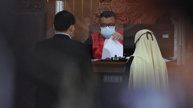 Tim kuasa hukum Muhammad Rizieq Shihab menyiapkan berkas persidangan praperadilan yang dipimpin hakim tunggal Akhmad Sayuti (tengah) di Pengadilan Negeri Jakarta Selatan, Senin (4/1/2021). Sidang gugatan praperadilan perdana tersebut terkait penetapan tersangka Muhammad Rizieq Shihab dalam kasus penghasutan kerumunan massa yang terjadi di Petamburan pada 10 November 2020 lalu. ANTARA FOTO/Indrianto Eko Suwarso/hp.