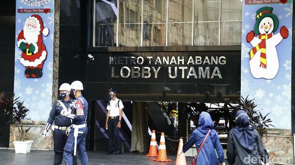 Suasana Pasar Tanah Abang Saat PSBB Transisi Diperpanjang