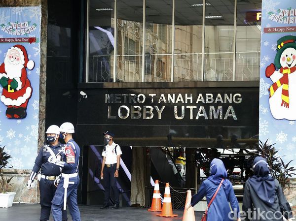 Suasana Pasar Tanah Abang Saat PSBB Transisi Diperpanjang