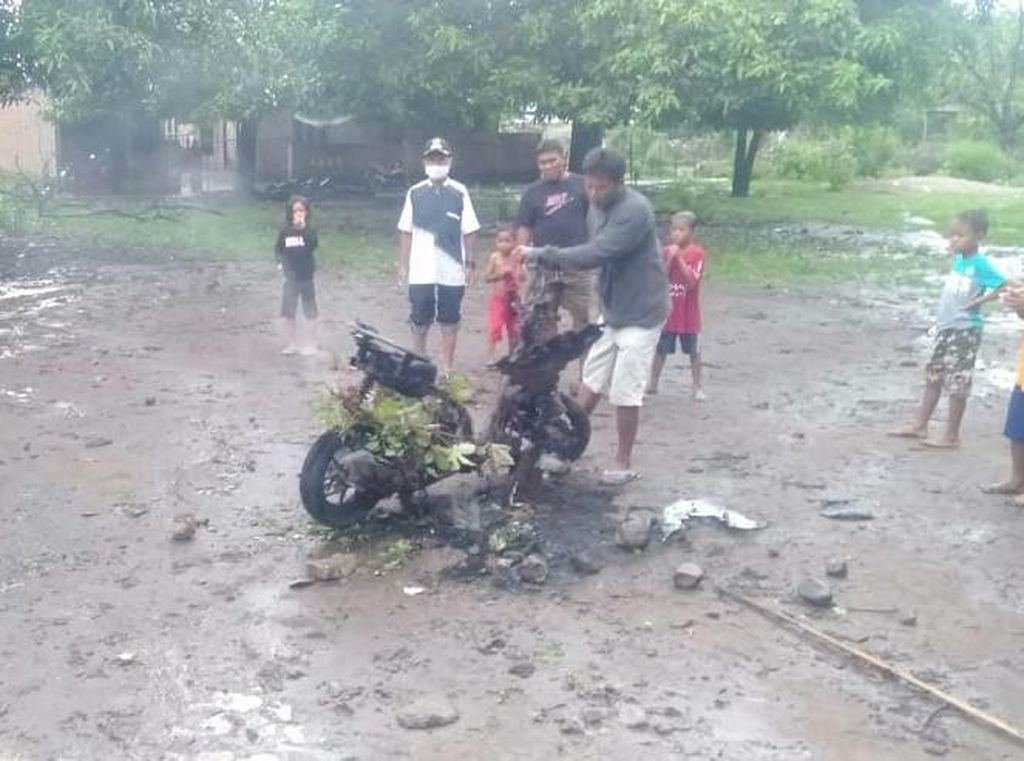 Tukang Parkir di Pantai Buntu Bima Dibacok, Motor Pelaku Dibakar Warga Tukang Parkir di Pantai Buntu Bima Dibacok, Motor Pelaku Dibakar Warga