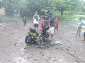 Tukang Parkir di Pantai Buntu Bima Dibacok, Motor Pelaku Dibakar Warga Tukang Parkir di Pantai Buntu Bima Dibacok, Motor Pelaku Dibakar Warga