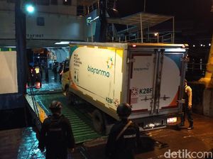 Vaksin COVID-19 Menyeberang ke Bali Dengan Kapal Khusus
