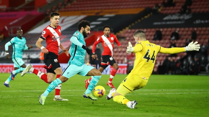 SOUTHAMPTON, ENGLAND - JANUARY 04: Fraser Forster of Southampton saves from Mohamed Salah of Liverpool during the Premier League match between Southampton and Liverpool at St Marys Stadium on January 04, 2021 in Southampton, England. The match will be played without fans, behind closed doors as a Covid-19 precaution. (Photo by Michael Steele/Getty Images)
