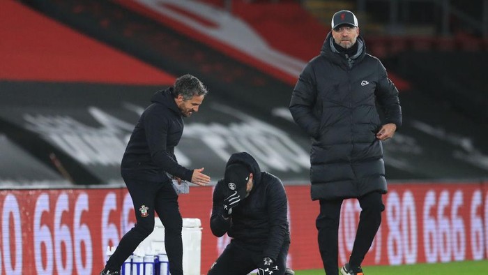 SOUTHAMPTON, ENGLAND - JANUARY 04: Ralph Hasenhuttl, Manager of Southampton celebrates victory with his assistant manager Richard Kitzbichler as Jurgen Klopp, Manager of Liverpool reacts after the Premier League match between Southampton and Liverpool at St Marys Stadium on January 04, 2021 in Southampton, England. The match will be played without fans, behind closed doors as a Covid-19 precaution. (Photo by Adam Davy - Pool/Getty Images)