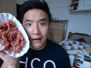 5 YouTuber Ini Hobi Makan Daging Babi Mentah