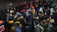 Corona Makin Ganas, Penumpang di Stasiun Beijing Membludak