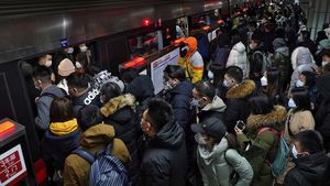 Corona Makin Ganas, Penumpang di Stasiun Beijing Membludak