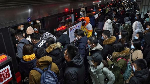 Corona Makin Ganas, Penumpang di Stasiun Beijing Membludak