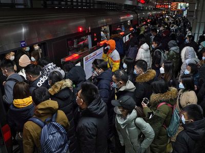 Corona Makin Ganas, Penumpang di Stasiun Beijing Membludak