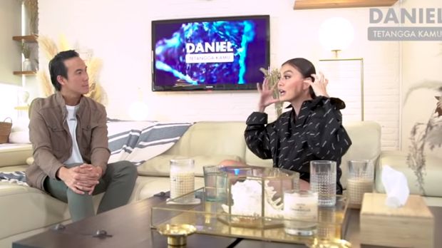 Agnez Mo saat ngobrol dengan Daniel Mananta