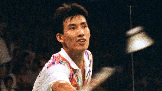 Alan Budi Kusuma of Indonesia competes in the men's singles badminton final match against Denmark's T.S. Lauridsen at the 1992 Olympic Games in Barcelona 04 August 1992.  Kusuma won the event 18-14, 15-8 (Photo by ALBERTO MARTIN / AFP)
