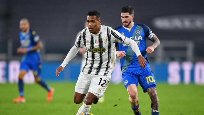 TURIN, ITALY - JANUARY 03: Alex Sandro of Juventus F.C. runs with the ball under pressure from Rodrigo De Paul of Udinese Calcio during the Serie A match between Juventus and Udinese Calcio at Allianz Stadium on January 03, 2021 in Turin, Italy. Sporting stadiums around Italy remain under strict restrictions due to the Coronavirus Pandemic as Government social distancing laws prohibit fans inside venues resulting in games being played behind closed doors. (Photo by Valerio Pennicino/Getty Images)