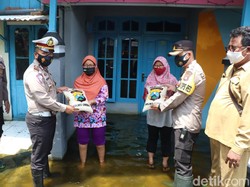 Ada Pembagian Sembako-Pengobatan Gratis Bagi Warga Gresik Terdampak Banjir