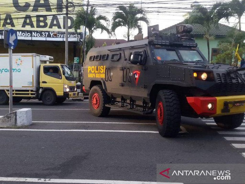 Penampakan Mobil Lapis Baja Barracuda Kawal Distribusi Vaksin COVID-19 Penampakan Mobil Lapis Baja Barracuda Kawal Distribusi Vaksin COVID-19