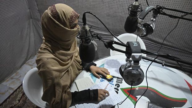 In this photo taken on September 29, 2020, disc jockey Habiba Quraishi, 19, speaks during a broadcast at the Merman radio station in Kandahar. - Once the epicentre of the Talibans iron-fisted Islamist government, Kandahar city in Afghanistan's restive south is slowly transforming into a vibrant urban centre dotted with bustling cafes, co-ed universities -- and even a women's gym. (Photo by WAKIL KOHSAR / AFP) / TO GO WITH Afghanistan-conflict-Kandahar-culture,FOCUS by Elise BLANCHARD