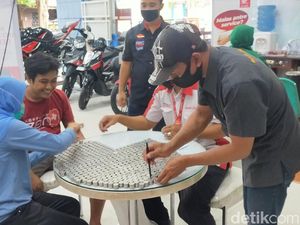 Pasutri di Banyuwangi Beli Motor Pakai Uang Koin, Butuh 2 Jam Menghitungnya
