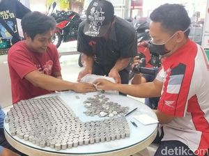 Pasutri di Banyuwangi Beli Motor Pakai Uang Koin