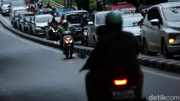 Nggak Ada Kapoknya! Pemotor di Jakarta Masih Nekat Lawan Arah