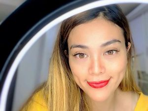 Cerita Bidan Viral karena Bantu Ibu Melahirkan dengan Santuy Sambil Makeup