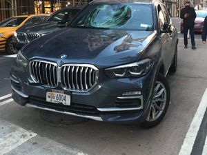 Rombongan Pesepeda Ngamuk, Pukul, Tendang, dan Rusak Mobil BMW X5