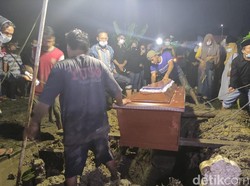 Tiba di Rumah Duka, Chacha Sherly Eks Trio Macan Langsung Dimakamkan