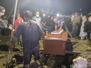 Malam Pemakaman Jenazah Chacha Sherly Eks Trio Macan Malam Pemakaman Jenazah Chacha Sherly Eks Trio Macan