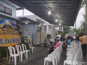 Suasana Duka di Rumah Chacha Eks Trio Macan yang Meninggal Kecelakaan Suasana Duka di Rumah Chacha Eks Trio Macan yang Meninggal Kecelakaan