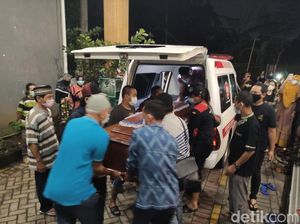 Jenazah Chacha Sherly Eks Trio Macan Tiba di Rumah Duka Sidoarjo Jenazah Chacha Sherly Eks Trio Macan Tiba di Rumah Duka Sidoarjo
