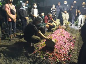 Malam-malam, Seperti Ini Suasana Pemakaman Chacha Sherly di Sidoarjo Malam-malam, Seperti Ini Suasana Pemakaman Chacha Sherly di Sidoarjo