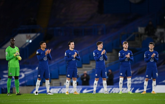 LONDON, ENGLAND - JANUARY 03: Chelsea Players take part in a minutes applause in memory of former footballer and manager, Tommy Docherty who recently passed away ahead of the Premier League match between Chelsea and Manchester City at Stamford Bridge on January 03, 2021 in London, England. The match will be played without fans, behind closed doors as a Covid-19 precaution. (Photo by Shaun Botterill/Getty Images)