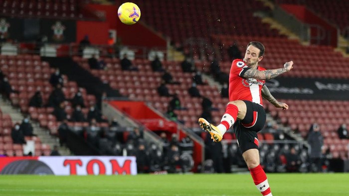 SOUTHAMPTON, ENGLAND - JANUARY 04: Danny Ings of Southampton scores their teams first goal during the Premier League match between Southampton and Liverpool at St Marys Stadium on January 04, 2021 in Southampton, England. The match will be played without fans, behind closed doors as a Covid-19 precaution. (Photo by Naomi Baker/Getty Images)