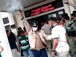 Dor! Tembakan Peringatan Bubarkan Warga Bogor yang Ricuh di Kelurahan