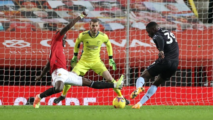 MANCHESTER, ENGLAND - JANUARY 01: Eric Bailly of Manchester United blocks a shot from Keinan Davis of Aston Villa during the Premier League match between Manchester United and Aston Villa at Old Trafford on January 01, 2021 in Manchester, England. The match will be played without fans, behind closed doors as a Covid-19 precaution. (Photo by Carl Recine - Pool/Getty Images)