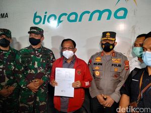 Gubernur Koster Terima Langsung Kedatangan 31 Ribu Vaksin Corona Di Bali