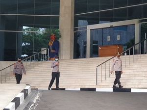 Hari ke-2 DPRD DKI Lockdown, Petugas Perketat Penjagaan