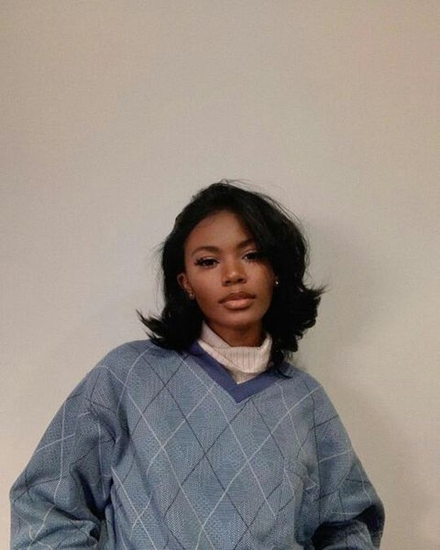 Terinspirasi dari tampilan tahun 60an, buat rambut menjadi bergelombang yang akan terkesan retro.