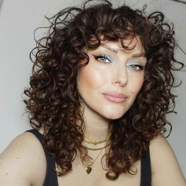 Jika punya rambut keriting juga tidak akan masalah, tampilan akan terkesan menyenangkan dan genit.