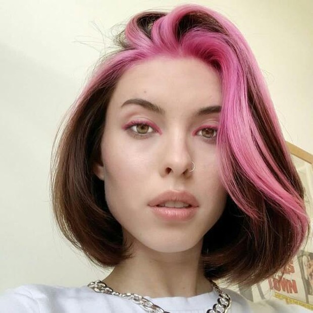 Buat highlight rambut dengan warna cerah seperti pink, biru, hingga hijau.