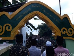 Rintik Hujan Iringi Pemakaman KH Najib Krapyak di Makam Pathok Negoro