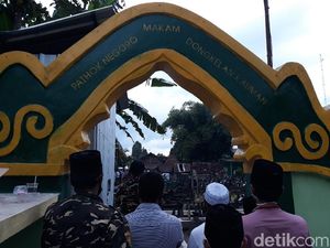 Rintik Hujan Iringi Pemakaman KH Najib Krapyak di Makam Pathok Negoro Rintik Hujan Iringi Pemakaman KH Najib Krapyak di Makam Pathok Negoro