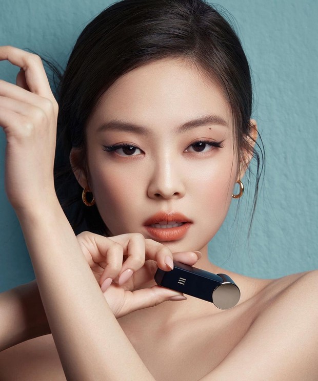 Jennie BLACKPINK/instagram.com/herabeauty_official Pada awal 2019 akhirnya Jennie diumumkan bergabung sebagai wajah baru atau brand ambassador dari lini kosmetik mewah, HERA.