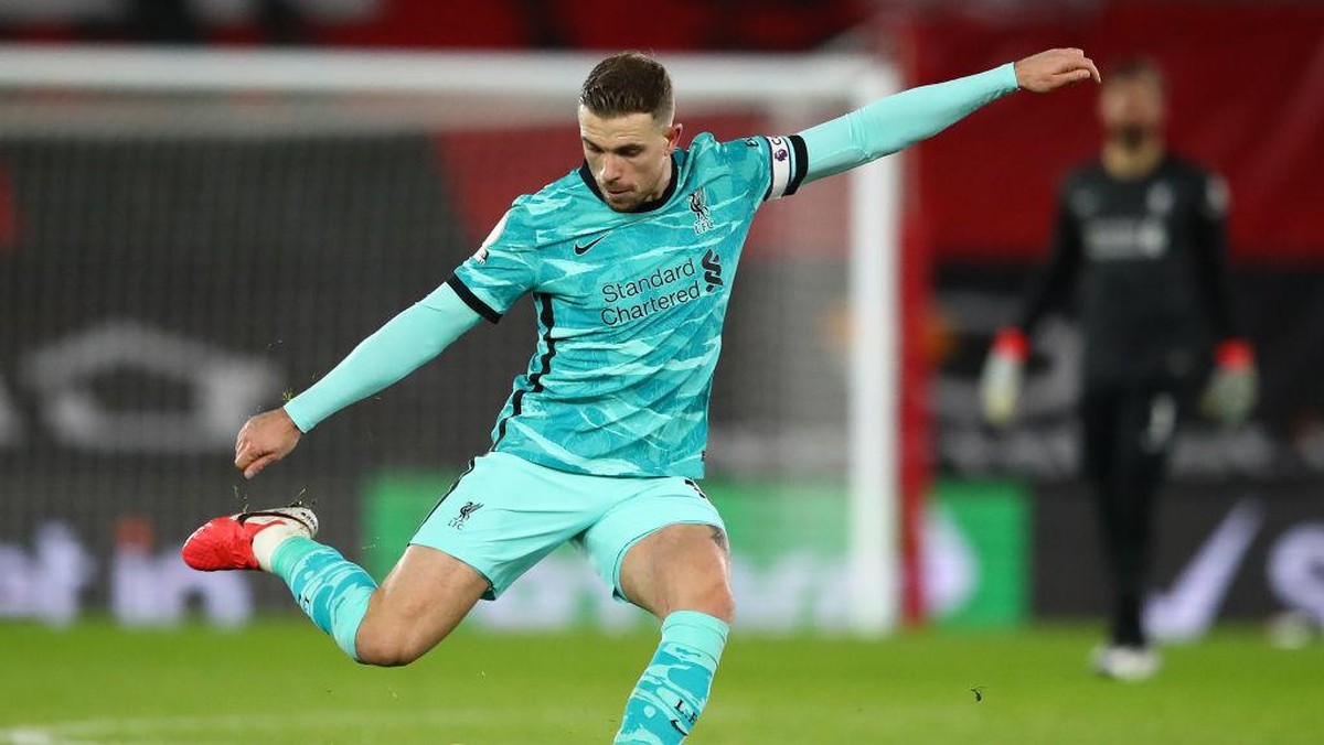 Jordan Henderson main jadi bek tengah saat Liverpool dikalahkan Southampton (Getty Images/Michael Steele)