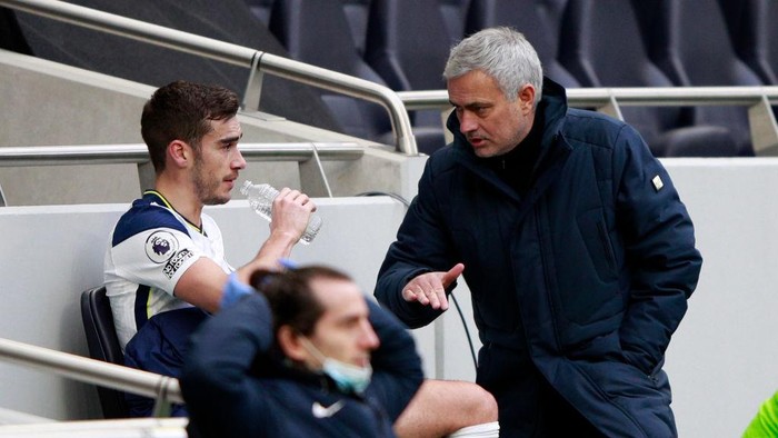 LONDON, ENGLAND - JANUARY 02: Jose Mourinho, Manager of Tottenham Hotspur talks with Harry Winks of Tottenham Hotspur after he is replaced during the Premier League match between Tottenham Hotspur and Leeds United at Tottenham Hotspur Stadium on January 02, 2021 in London, England. The match will be played without fans, behind closed doors as a Covid-19 precaution. (Photo by Ian Walton - Pool/Getty Images)